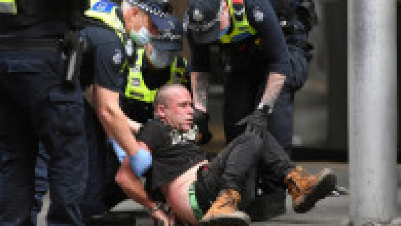 În Australia au avut loc ciocniri între poliţie şi sute de protestatari anti-lockdown. Foto: Profimedia | Poza 6 din 17