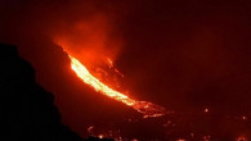 Imagine pe timp de noapte cu lava vulcanului Cumbre Vieja care coboară în apa Oceanului Atlantic. Sursă foto: Profimedia Images | Poza 1 din 8