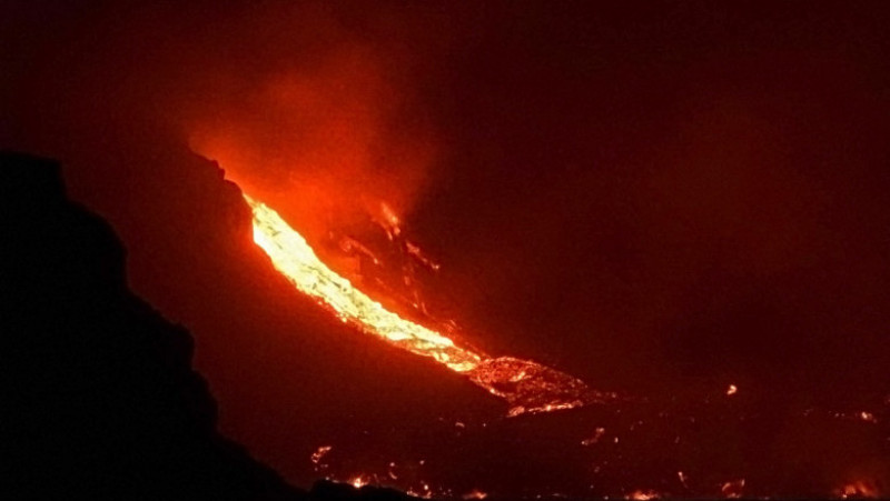 Imagine pe timp de noapte cu lava vulcanului Cumbre Vieja care coboară în apa Oceanului Atlantic. Sursă foto: Profimedia Images