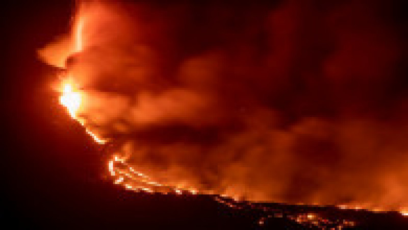 Imagine pe timp de noapte cu lava vulcanului Cumbre Vieja care coboară în apa Oceanului Atlantic. Sursă foto: Profimedia Images | Poza 12 din 29