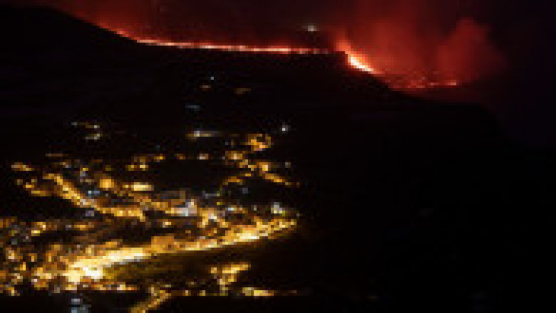 Vedere panoramică cu orașul pe timp de noapte, în timp ce lava vulcanului Cumbre Vieja ajunge în apa Oceanului Atlantic. Sursă foto: Profimedia Images | Poza 14 din 29