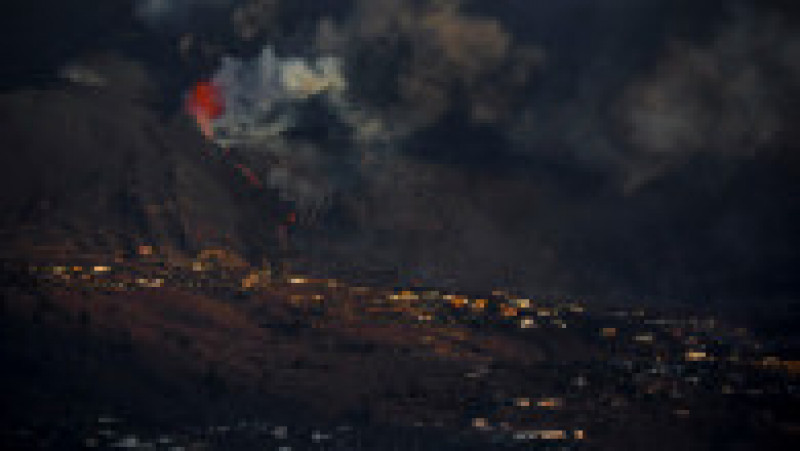 Imagine pe timp de zi cu lava vulcanului Cumbre Vieja care coboară în Oceanul Atlantic. Sursă foto: Profimedia Images | Poza 16 din 29