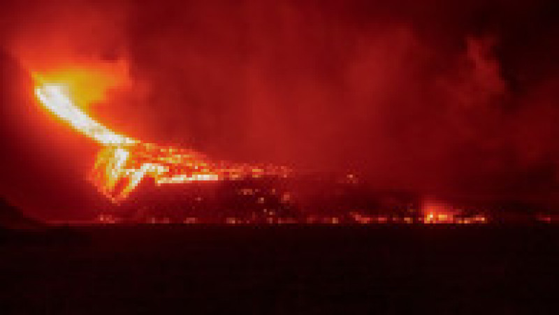 Imagine pe timp de noapte cu lava vulcanului Cumbre Vieja care coboară în apa Oceanului Atlantic. Sursă foto: Profimedia Images | Poza 4 din 8