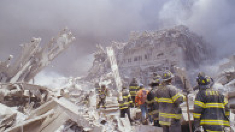 Pompieri chemați să intervină la World Trade Center în 11 septembrie 2001. Foto: Profimedia Images | Poza 8 din 19