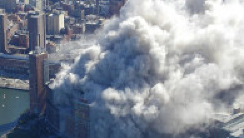 Norul gros de praf și fum rezultat după prăbușirea turnurilor gemene. Foto: Profimedia Images | Poza 4 din 19