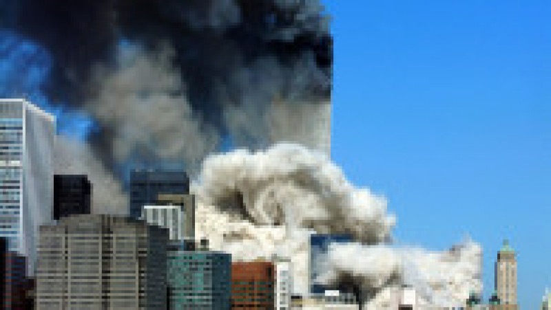 Al doilea turn lovit s-a prăbușit primul. Celălalt a rămas în picioare, fumegând puternic, încă o jumătate de oră. Foto: Profimedia Images | Poza 3 din 19