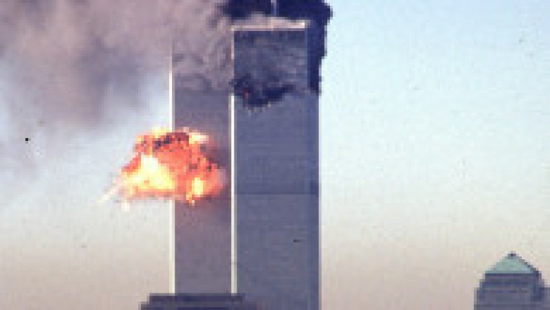 Momentul în care al doilea turn este lovit. Foto: Profimedia Images | Poza 2 din 19