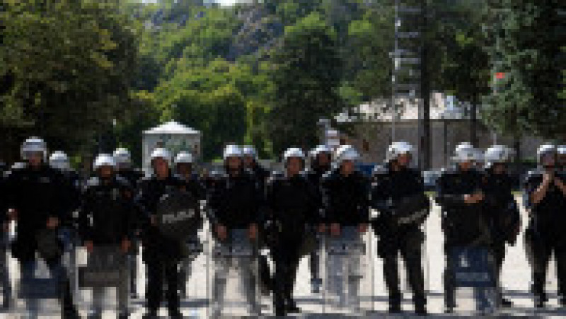 La un moment dat, poliţia a folosit gaze lacrimogene, însă nu a reuşit să-i disperseze pe protestatari Foto: Profimedia Images | Poza 5 din 5