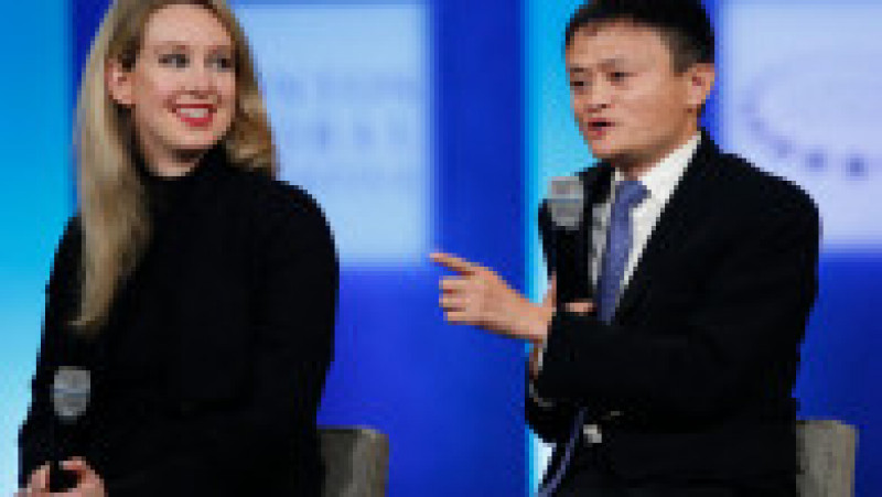 Elizabeth Holmes pe scenă cu Jack Ma, fondatorul Alibaba, în 2015, la un eveniment al Fundației Clinton Foto: Profimedia Images | Poza 6 din 18