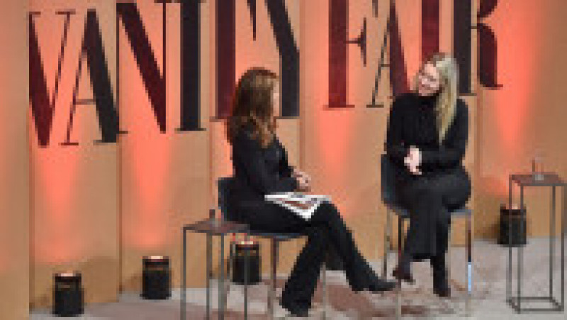 Maria Shriver (stg) de la NBC vorbește cu Elizabeth Holmes pe scena unui eveniment „Vanity Fair” din 2015 Foto: Profimedia Images | Poza 8 din 18