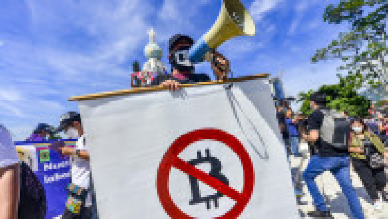 Oamenii au scandat sloganuri împotriva președintelui țării și bitcoin. Foto: Profimedia Images | Poza 4 din 14