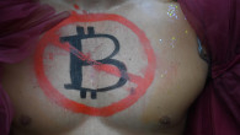Oameni din toate categoriile au ieșit în stradă împotria bitcoin, în El Salvador. Foto: Profimedia Images | Poza 12 din 14