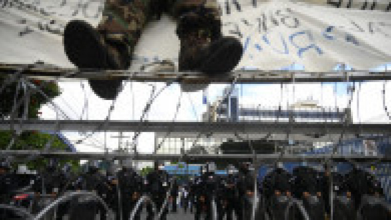 Forțe de ordine, pregătite să intervină la protestele anti-bitcoin din El Salvador. Foto: Profimedia Images | Poza 8 din 14