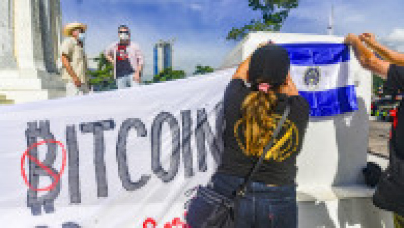 Forțe de ordine, pregătite să intervină la protestele anti-bitcoin din El Salvador. Foto: Profimedia Images | Poza 9 din 14