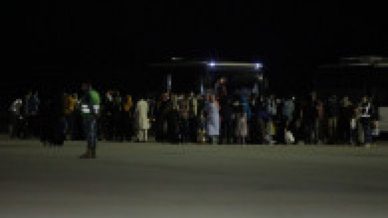 O parte din cetățenii afgani care au fost evacuați de România din Afganistan au sosit la București. Foto: Inquam Photos / George Călin | Poza 7 din 8