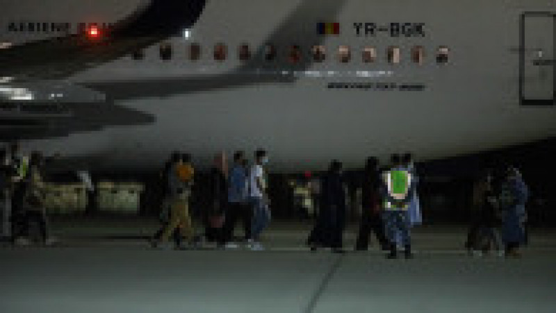 O parte din cetățenii afgani care au fost evacuați de România din Afganistan au sosit la București. Foto: Inquam Photos / George Călin | Poza 1 din 8