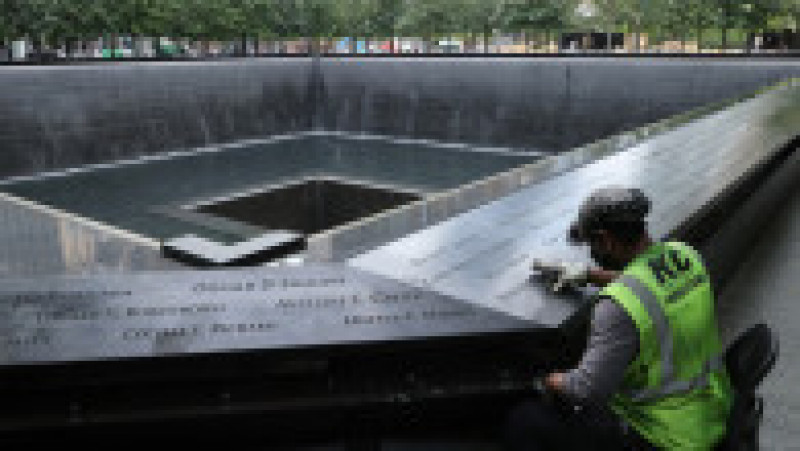 Numele a 2983 de bărbați, femei și copii, uciși și ucise în atentatele teroriste de la 11 septembrie 2001, sunt gravate în memorialul din New York. Foto: Profimedia Images | Poza 3 din 11