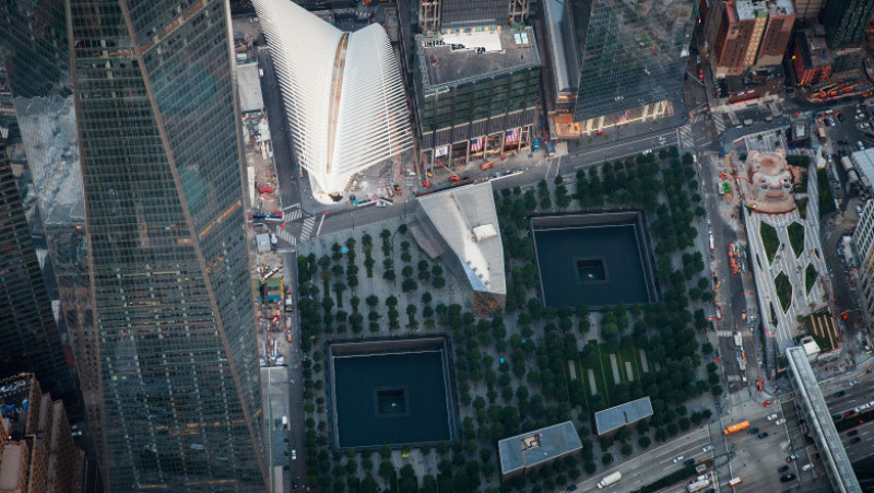 Pe locul în care s-au aflat turnurile gemene a fost construit memorialul victimelor atentatelor de la 11 septembrie. Foto: Getty Images