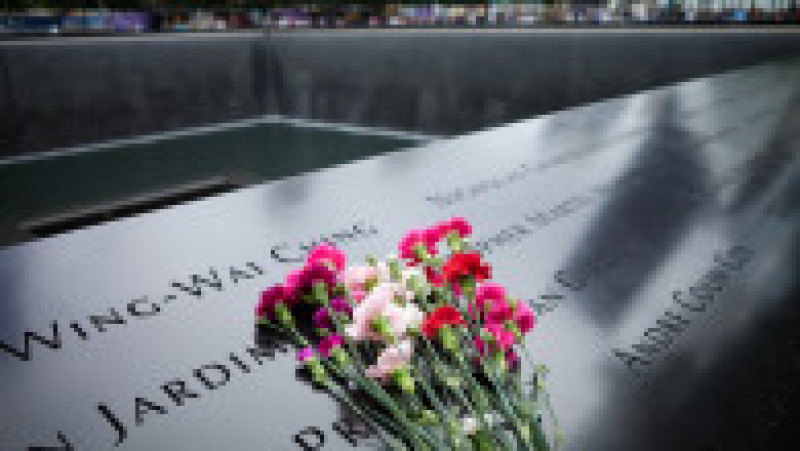 Un buchet de flori așezat pe cadrul metalic gravat cu numele victimelor atacurilor de la 11 septembrie. Foto: Profimedia Images | Poza 4 din 11