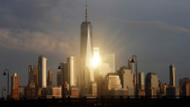 Soarele la apus, la orizontul New York-ului cu One World Trade Center, Turnul Libertății, vizibil. Foto: Profimedia Images | Poza 8 din 11
