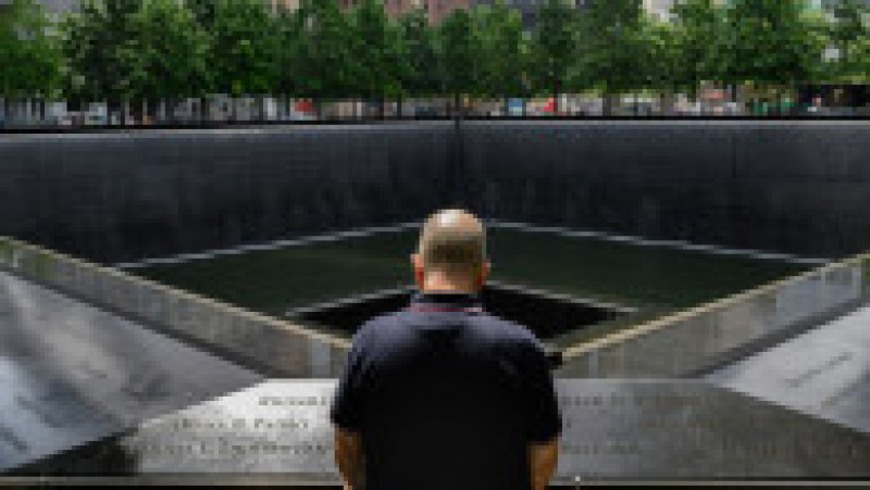 Joseph Dittmar, un supraviețuitor al atacurilor de la 11 septembrie 2001 stă în față memorialului. Dittmas se afla la etajul 105 al turnului de sud, la momentul atacurilor. Foto: Profimedia Images | Poza 2 din 11