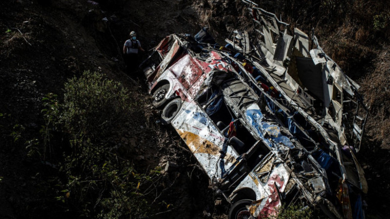 Cel puțin 32 de oameni au murit în Peru după ce un autobuz a căzut într-o prăpastie. Foto: Profimedia Images
