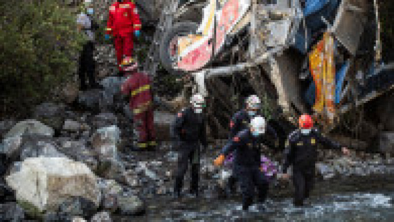 Cel puțin 32 de oameni au murit în Peru după ce un autobuz a căzut într-o prăpastie. Foto: Profimedia Images | Poza 4 din 11