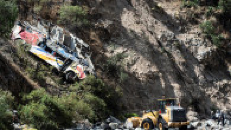 Cel puțin 32 de oameni au murit în Peru după ce un autobuz a căzut într-o prăpastie. Foto: Profimedia Images | Poza 7 din 11
