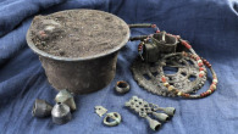 Tezaurul decoperit cântărește 2,1 kilograme. Foto: archaeolog.ru | Poza 7 din 7
