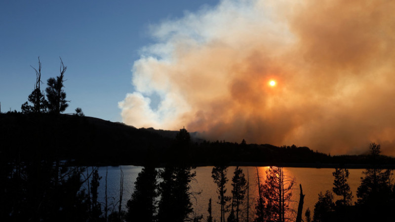 Zona lacului Tahoe din California a ajuns să arate și să miroasă ca o scrumieră din cauza fumului lăsat de incendii. FOTO: Profimedia Images