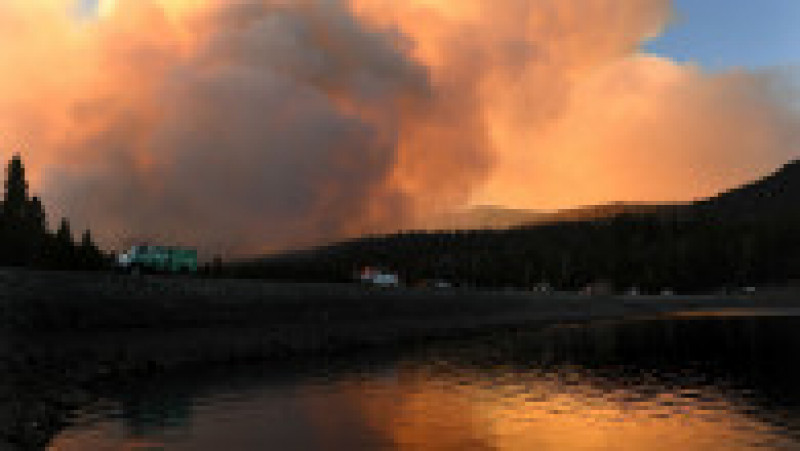 Zona lacului Tahoe din California a ajuns să arate și să miroasă ca o scrumieră din cauza fumului lăsat de incendii. FOTO: Profimedia Images | Poza 2 din 8