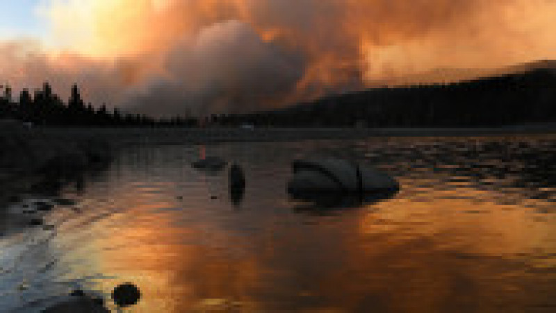 Zona lacului Tahoe din California a ajuns să arate și să miroasă ca o scrumieră din cauza fumului lăsat de incendii. FOTO: Profimedia Images | Poza 3 din 8