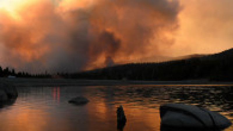 Zona lacului Tahoe din California a ajuns să arate și să miroasă ca o scrumieră din cauza fumului lăsat de incendii. FOTO: Profimedia Images | Poza 4 din 8