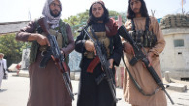 Luptători talibani la un punct de trecere din Kabul. Foto: Profimedia Images | Poza 31 din 41