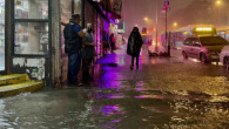 Ploile torenţiale s-au abătut în noaptea de miercuri spre joi peste New York, odată cu trecerea rămăşiţelor uraganului Ida, care a provocat moartea a şapte persoane în sudul Statelor Unite şi a condus la formarea de tornade şi inundaţii în nord-estul ţării. Foto: Profimedia Images | Poza 11 din 18