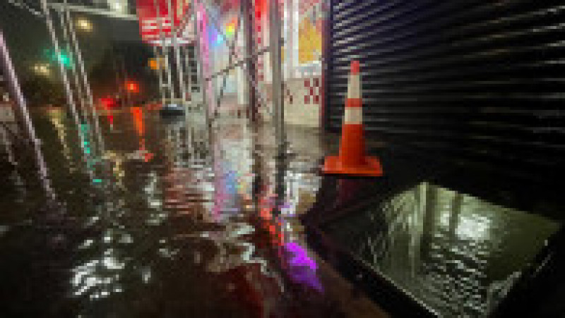 Ploile torenţiale s-au abătut în noaptea de miercuri spre joi peste New York, odată cu trecerea rămăşiţelor uraganului Ida, care a provocat moartea a şapte persoane în sudul Statelor Unite şi a condus la formarea de tornade şi inundaţii în nord-estul ţării. Foto: Profimedia Images | Poza 13 din 18