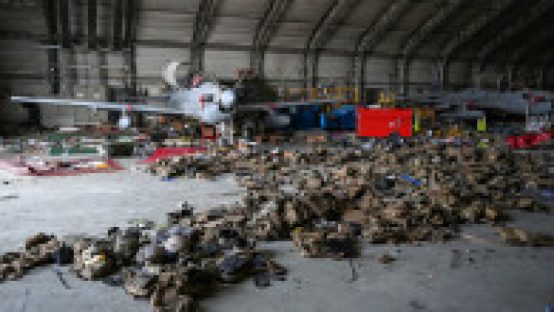 Avioane de atac ușor ale fostelor forțe aeriene afgane, abandonate într-un hangar plin de căști și veste antiglonț din incinta aeroportului Kabul. Foto: Profimedia Images | Poza 3 din 18