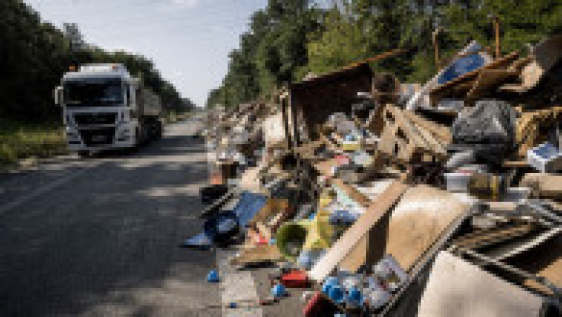 O autostradă din Belgia a fost transformată în groapă de gunoi după inundaţiile catastrofale din iulie. Foto: Profimedia | Poza 1 din 6