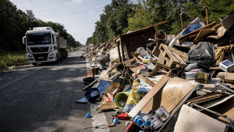 O autostradă din Belgia a fost transformată în groapă de gunoi după inundaţiile catastrofale din iulie. Foto: Profimedia