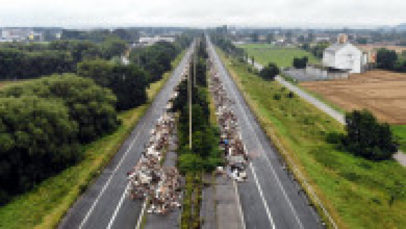 O autostradă din Belgia a fost transformată în groapă de gunoi după inundaţiile catastrofale din iulie. Foto: Profimedia | Poza 3 din 6