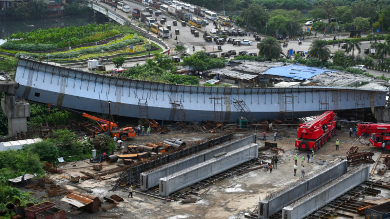 Pod în construcție prăbușit în Mumbai, într-o zonă cu clădiri de afaceri. FOTO: Profimedia Images