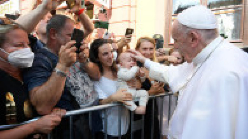 Papa binecuvântează un copil în cartierul romilor din Kosice. Foto: Profimedia | Poza 6 din 8