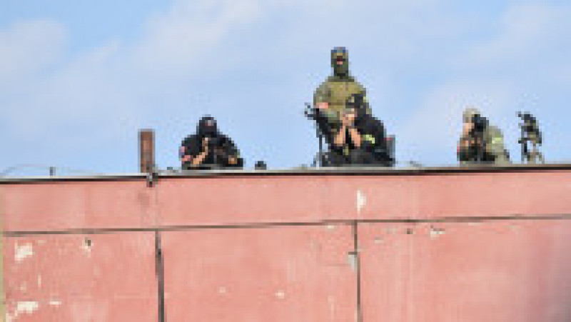 Forțele speciale monitorizează vizita papei în cartierul Lunik din Kosice. Foto: Profimedia | Poza 3 din 8