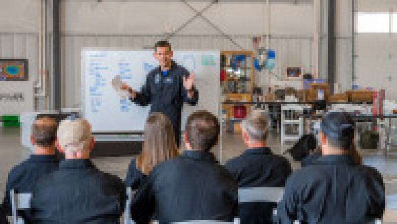 Jared Isaacman, în timp ce predă instrucțiunile pentru misiune. Sursă foto: Inspiration4/ twitter | Poza 11 din 22