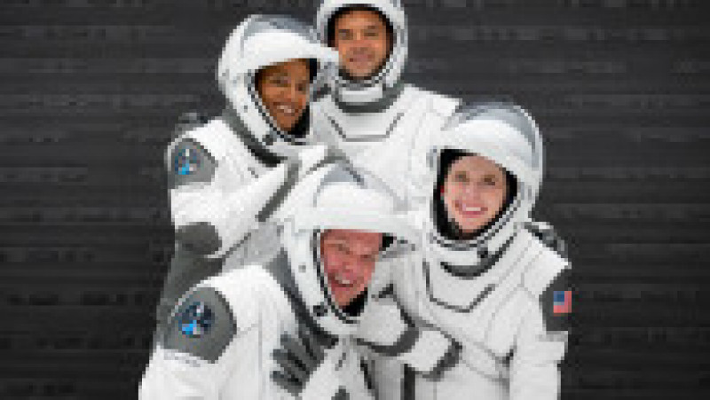 Echipajul misiunii Inspiration 4, în costumele de astronauți. Sursă foto: Inspiration4/ twitter | Poza 2 din 22