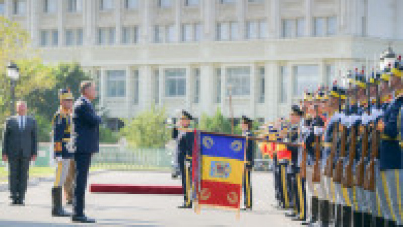 Klaus Iohannis a înmânat Drapelul de luptă Spitalului Militar. FOTO: Presidency | Poza 8 din 11