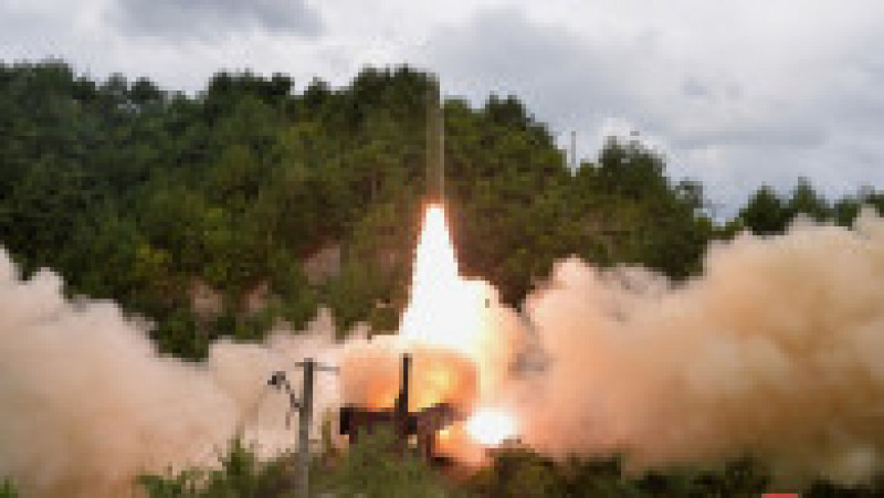 Imagine publicată de agenția de presă nord-coreeană a testului cu rachetă balistică lansată de Regimentul de Rachete al Trupelor Feroviare Coreene. Foto: Profimedia Images | Poza 2 din 4