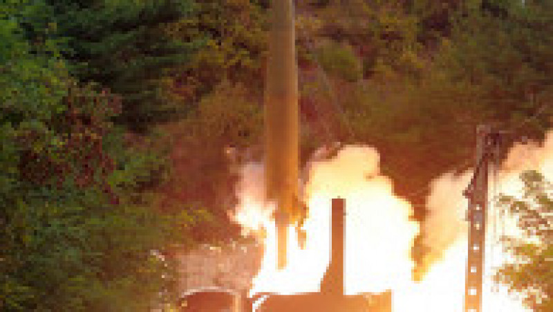 Imagine publicată de agenția de presă nord-coreeană a testului cu rachetă balistică lansată de Regimentul de Rachete al Trupelor Feroviare Coreene. Foto: Profimedia Images | Poza 1 din 4