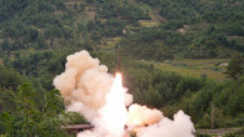 Imagine publicată de agenția de presă nord-coreeană a testului cu rachetă balistică lansată de Regimentul de Rachete al Trupelor Feroviare Coreene. Foto: Profimedia Images | Poza 3 din 4
