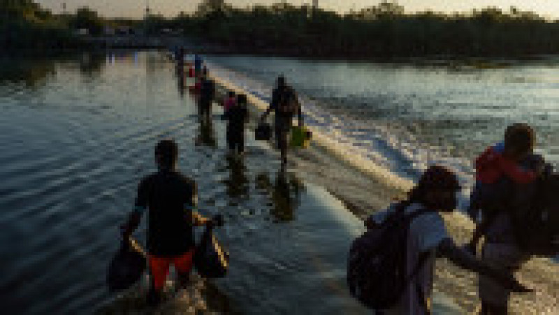 Mii de migranţi au sosit la Del Rio, în Texas, după ce au traversat fluviul Rio Grande. Foto: Profimedia Images | Poza 4 din 5